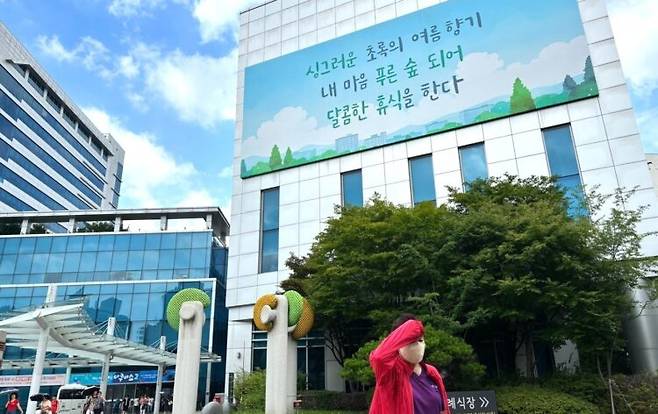 이번 여름 서울의료원 마음글판. 정연희 시인의 '여름 향기'. 최승식 기자