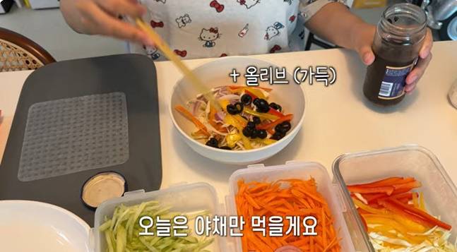 정주리는 다양한 야채에 올리브를 곁들여 월남쌈을 완성했다. [사진=유튜브 캡처]