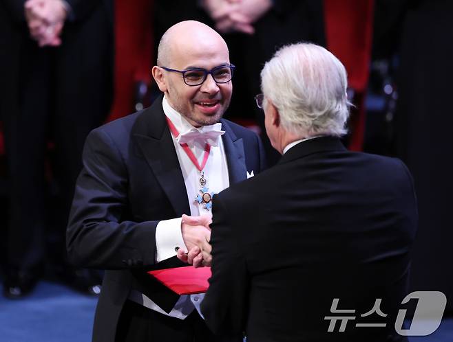 데미스 허사비스 구글 딥마인드 CEO가 2024 노벨상 시상식에서 스웨덴 칼 16세 구스타프 국왕으로부터 노벨 화학상을 수상하는 모습. 2024.12.11/뉴스1 ⓒ News1 박지혜 기자
