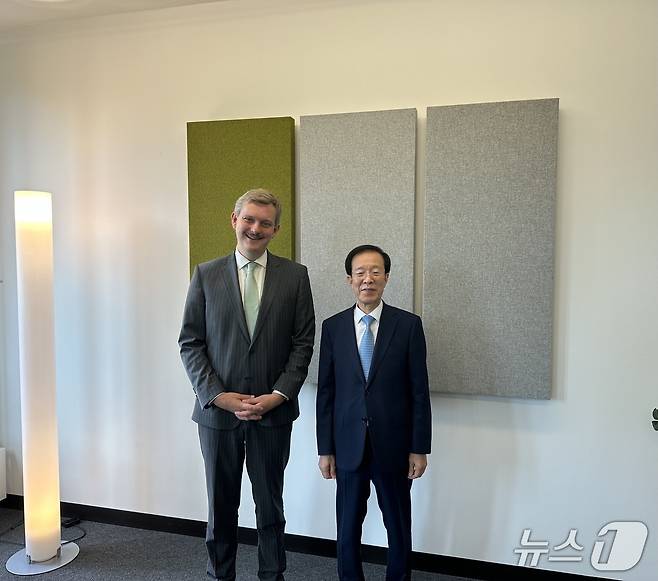 이석연 전 법제처장을 단장으로 하는 대통령 특사단은 귄터 자우터 독일 총리실 외교안보보좌관과 만나 한-독 관계 강화 관련 대통령의 메시지를 담은 친서를 전달했다. (외교부 제공)