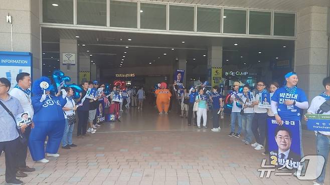 더불어민주당 전국당원대회를 앞두고 경기 고양 일산서구 킨텍스 앞에서 박찬대 후보 지지자들이 유세를 하는 모습이다. 2025.08.02 ⓒ 뉴스1 이정환 기자