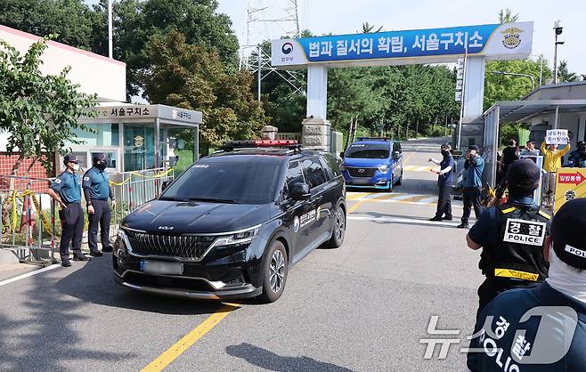 김건희 여사의 각종 의혹을 수사하는 김건희 특검팀(특별검사 민중기)이 윤석열 전 대통령에 대한 체포영장 집행에 나선 1일 오전 경기도 의왕 서울구치소에서 호송차가 나오고 있다.  2025.8.1/뉴스1 ⓒ News1 김성진 기자