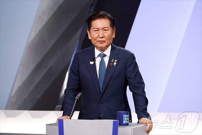 정청래 신임 더불어민주당 대표. 사진은 지난 7월 27일 오후 서울 여의도 KBS 신관 공개홀에서 열린 TV토론회 시작 전 토론 준비를 하고 있는 모습. 2025.7.27/뉴스1 ⓒ News1 국회사진기자단