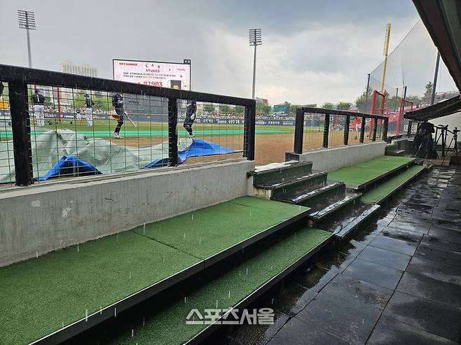 한화와 KIA가 2일 오후 6시 광주-기아 챔피언스 필드에서 2025 KBO리그 주말 3연전 두 번째 경기를 앞둔 가운데 갑작스럽게 많은 비가 내리면서 그라운드가 물에 잠겼다. 광주 | 김동영 기자 raining99@sportsseoul.com