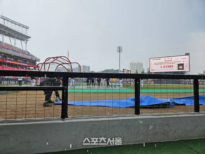 한화와 KIA가 2일 오후 6시 광주-기아 챔피언스 필드에서 2025 KBO리그 주말 3연전 두 번째 경기를 앞둔 가운데 갑작스럽게 많은 비가 내리면서 그라운드가 물에 잠겼다. 광주 | 김동영 기자 raining99@sportsseoul.com