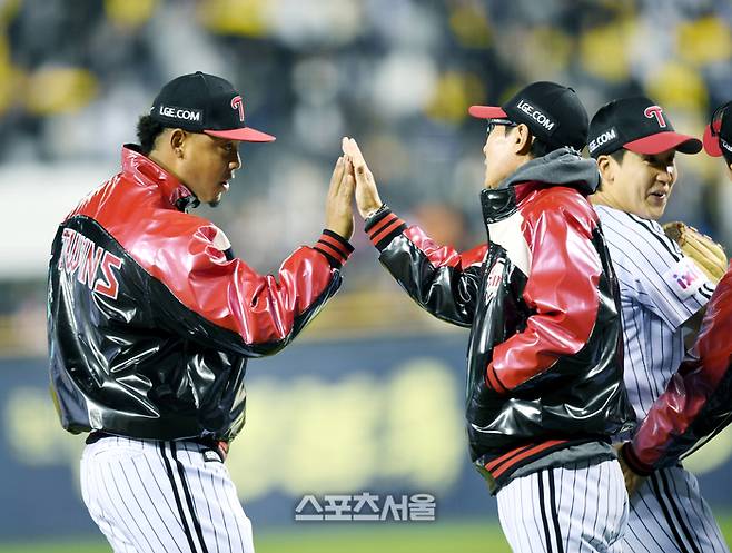 LG 선발투수 에르난데스가 15일 잠실야구장에서 열린 2025 KBO 리그 삼성과 경기 후 염경엽 감독과 하이파이브를 하고 있다. 잠실 | 최승섭기자 thunder@sportsseoul.com