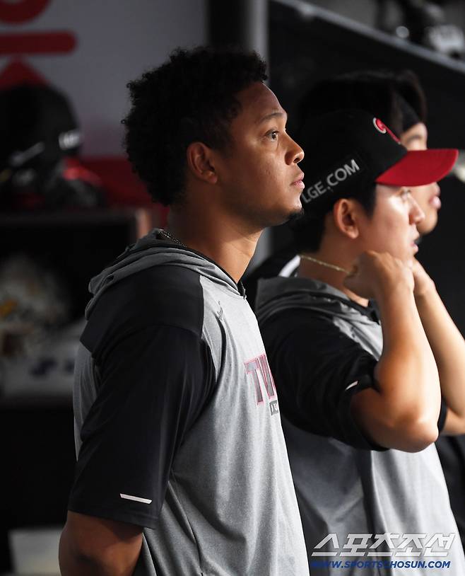 24일 수원KT위즈파크에서 열린 KBO리그 KT 위즈와 LG 트윈스의 경기. LG 에르난데스가 생각에 잠겨 있다. 수원=박재만 기자 pjm@sportschosun.com/2025.06.24/