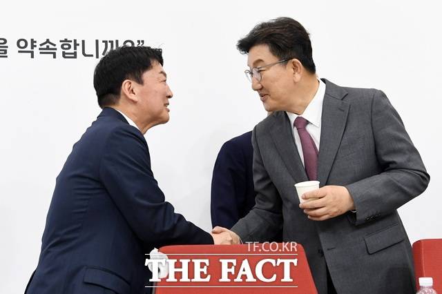 국민의힘 권성동(오른쪽) 의원이 지난달 30일 안철수 의원을 겨냥해 "'여의도 대표 하(下)남자'라는 별명이 괜히 붙은 게 아니다"고 비꼬았다. 특검의 12·3 비상계엄 사태 관련 참고인 출석 요청을 거부한 것을 힐난한 것이다. 그러자 안 의원은 페이스북에 권 의원이 과거 윤석열 전 대통령과 메시지를 주고받는 이른바 '체리 따봉' 사진을 올리며 "하수인"이라고 맞받았다. /남용희 기자