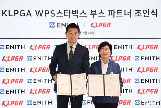 KLPGA 김순희 수석부회장과 제니스 김동혁 대표이사가 스타벅스 공식 커피 스토어 부스 파트너십을 체결했다. KLPGA 제공
