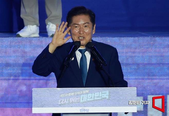 정청래 더불어민주당 신임 당대표가 2일 경기 고양시 킨텍스에서 열린 전국당원대회에서 수락연설을 하고 있다. 김현민 기자