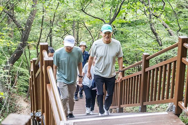 2일 오전 오세훈 서울시장과 정희원 서울시 건강총괄관이 남산길을 점검하고 있다. /서울시