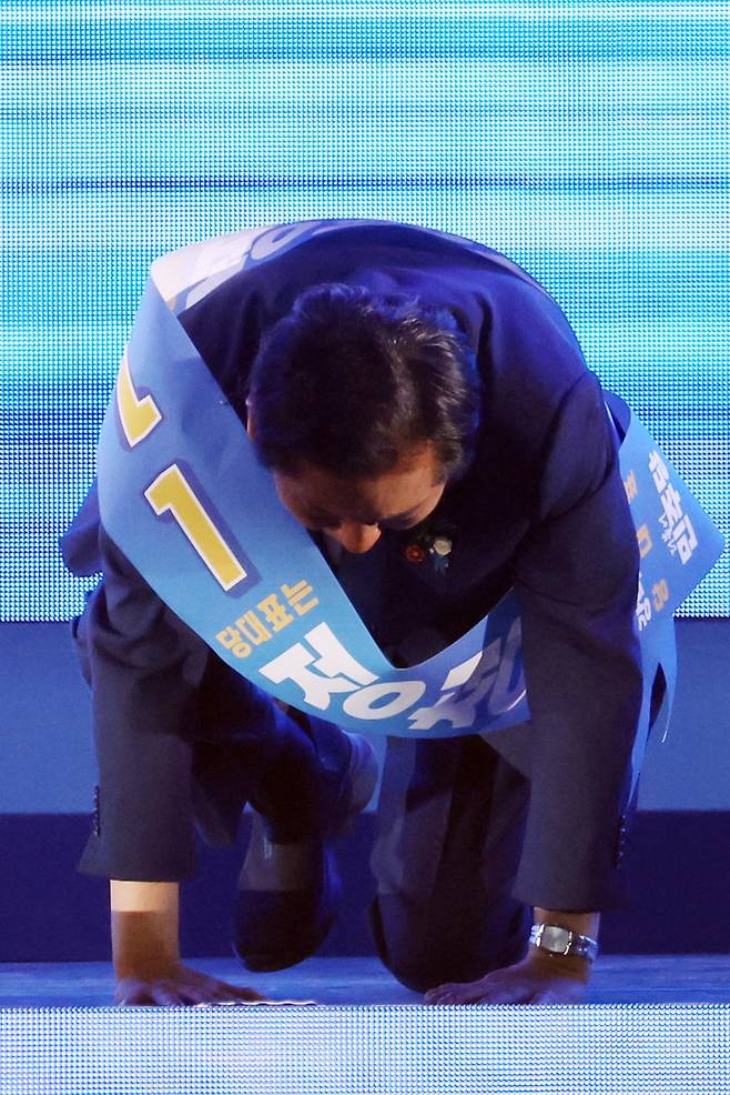 더불어민주당 정청래 당대표 후보가 2일 고양 킨텍스에서 열린 전국당원대회에서 정견발표를 한 뒤 큰절을 하고 있다. /연합뉴스