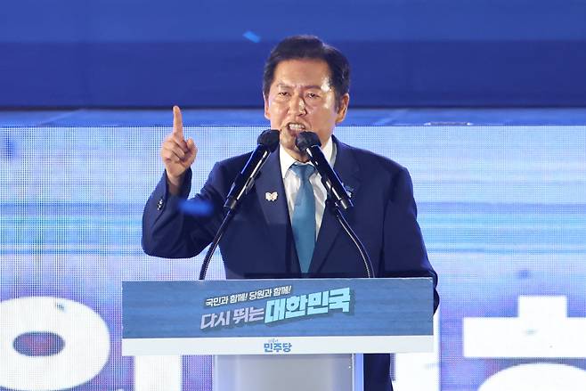 더불어민주당 정청래 신임 당대표가 2일 고양 킨텍스에서 열린 전국당원대회에서 당대표직 수락연설을 하고 있다. /연합뉴스