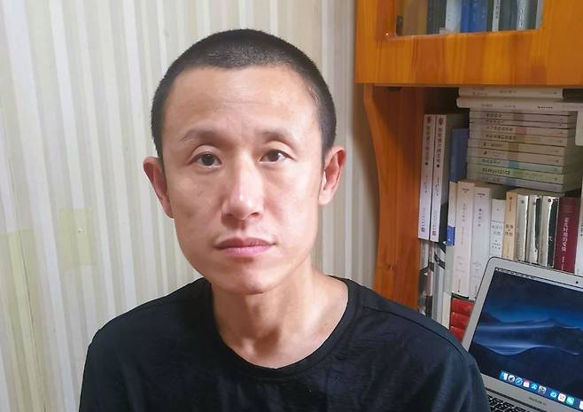 중국의 노동 작가 후안옌. 19번의 직업 변천사를 세밀하게 기록한 첫 책 ‘나는 북경의 택배 기사입니다’로 초대형 글로벌 작가가 됐다./사진 제공=후안옌