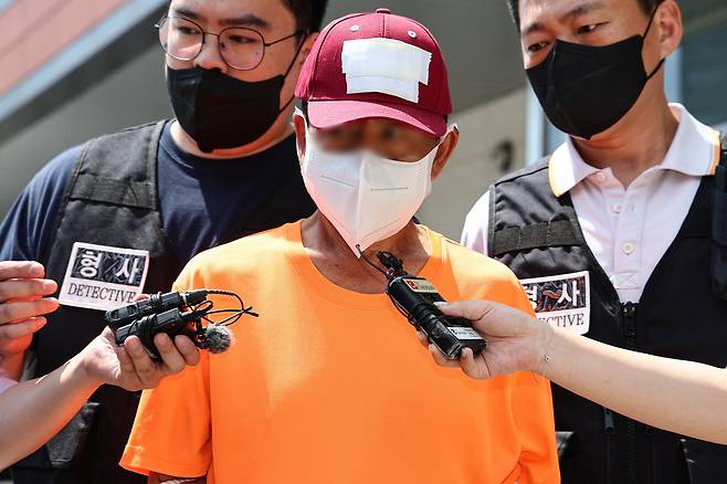 동거하던 50대 여성을 살해한 혐의를 받는 중국 국적 60대 남성 김 모 씨가 2일 서울남부지방법원에서 열리는 구속 전 피의자심문(영장실질심사)을 받기 위해 서울금천경찰서를 나서고 있다. /뉴스1