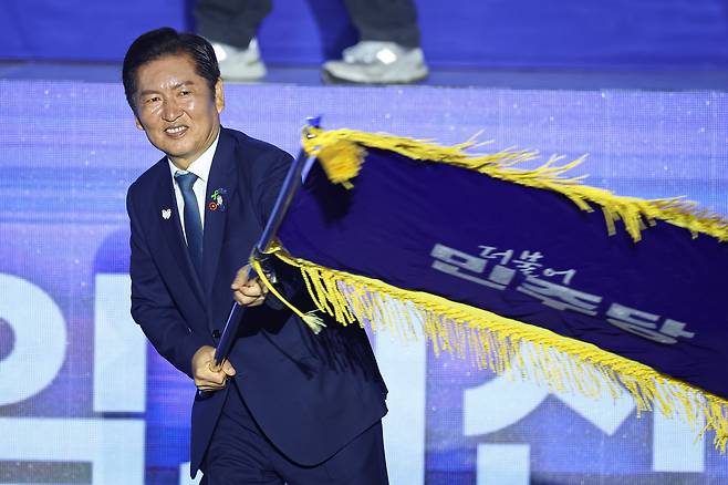 정청래 더불어민주당 신임 당대표가 2일 경기 고양시 킨텍스에서 열린 제2차 임시전국당원대회에서 당기를 흔들고 있다. /뉴스1