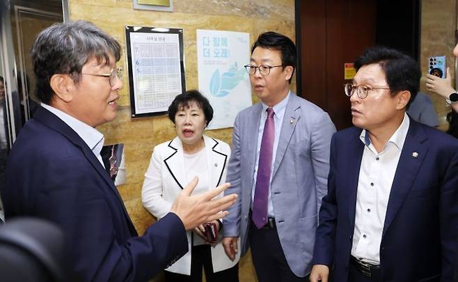 박형수 법사위 국민의힘 간사를 비롯한 의원들이 1일 오후 국회에서 열린 법제사법위원회 전체회의 정회 후 이춘석 위원장에게 항의하고 있다. ⓒ뉴시스
