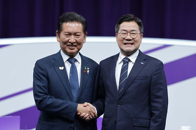 정청래(왼쪽), 박찬대 더불어민주당 당대표 후보가 29일 오후 서울 마포구 MBC에서 열린 TV토론회에서 기념촬영을 하고 있다. ⓒ뉴시스