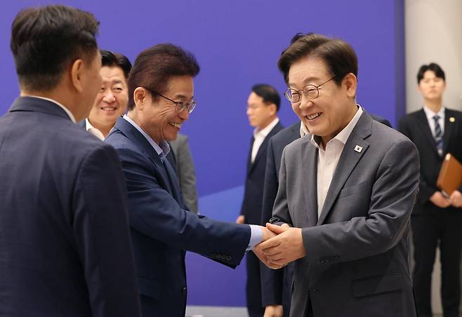 이재명 대통령이 1일 서울 용산 대통령실에서 열린 전국 17개 광역단체장 간담회에 참석해 혈액암 투병 중 업무에 복귀한 이철우 경북도지사(왼쪽에서 세 번째)와 악수를 나누고 있다. 이 대통령은 이날 “지역 균형 발전은 지방에 대한 일시적 배려나 시혜가 아니라 국가의 생존 전략”이라고 강조했다. 대통령실사진기자단