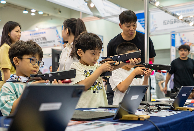 1일 부산 해운대구 벡스코에서 열린 ‘2025 부산어린이박람회’에서 어린이들이 전자 사격 체험을 하고 있다. 한국어린이문화원 제공