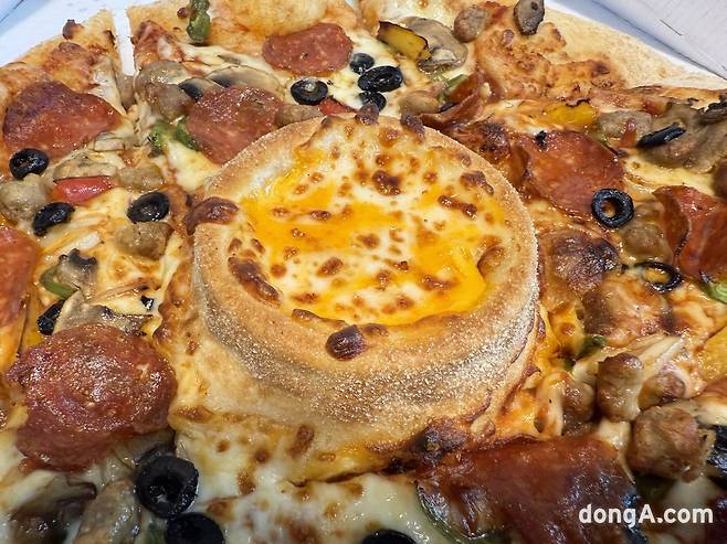 피자헛 콤피네이션 치즈딥 피자. 김상준 기자