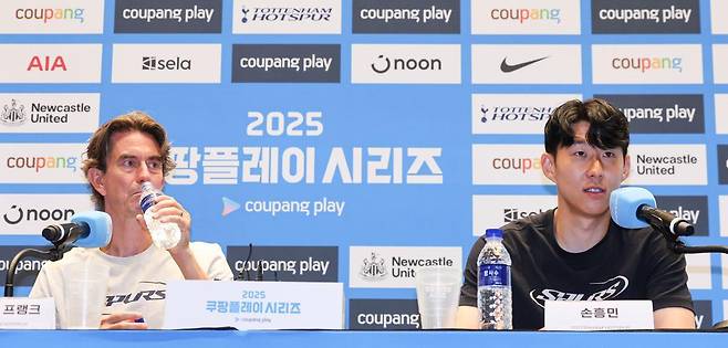 잉글랜드 프리미어리그 토트넘 홋스퍼 손흥민이 2일 오전 서울 여의도 IFC몰에서 열린 2025 쿠팡플레이 시리즈 토트넘 기자회견에서 취재진 질의에 답하고 있다. 왼쪽에서 토마스 프랭크 감독이 물을 마시고 있다. 2025.08.02 뉴시스