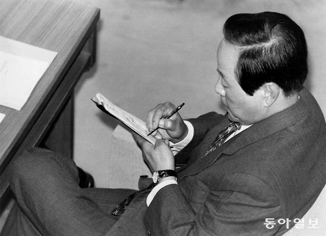 1992년 국회에서 메모하는 김영삼 의원. 동아일보 DB