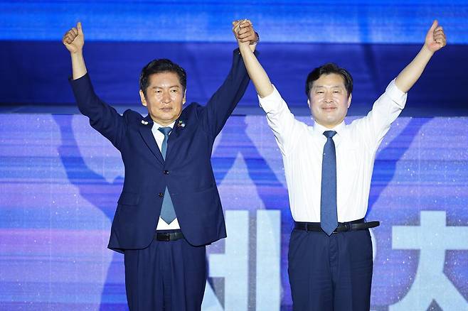 정청래 더불어민주당 신임 당대표와 황명선 최고위원이 2일 경기 고양시 킨텍스에서 열린 제2차 임시전국당원대회에서 당선 발표 후 당원들을 향해 손을 들어 보이고 있다. 뉴스1
