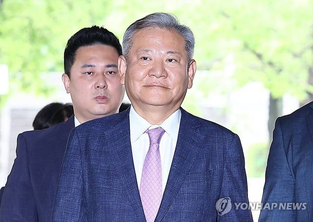 이상민 전 행정안전부 장관이 구속 전 피의자 심문(영장실질심사)을 위해 지난 31일 서울 서초구 서울중앙지방법원으로 들어서고 있다. [연합뉴스]