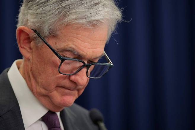 제롬 파월 미국 연방준비제도(연준) 의장이 지난달 30일(현지시간) 워싱턴 연준 청사에서 기자회견을 하고 있다. 미 노동부가 1일 공개한 7월 고용동향 보고서가 시장에 충격을 불러일으킨 가운데 세계 최대 자산운용사 블랙록은 연준이 9월 16~17일 연방공개시장위원회(FOMC) 회의에서 0.5%p 금리 인하를 단행할 수도 있다고 전망했다. AFP 연합