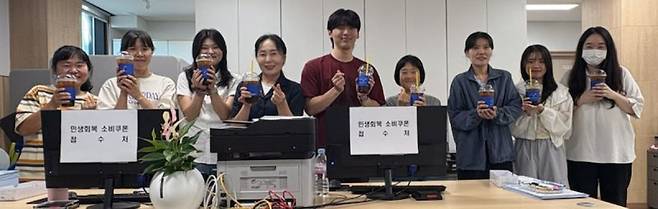 커피 선물 받은 팔복동주민센터 공무원들/사진=전주시 제공, 연합뉴스
