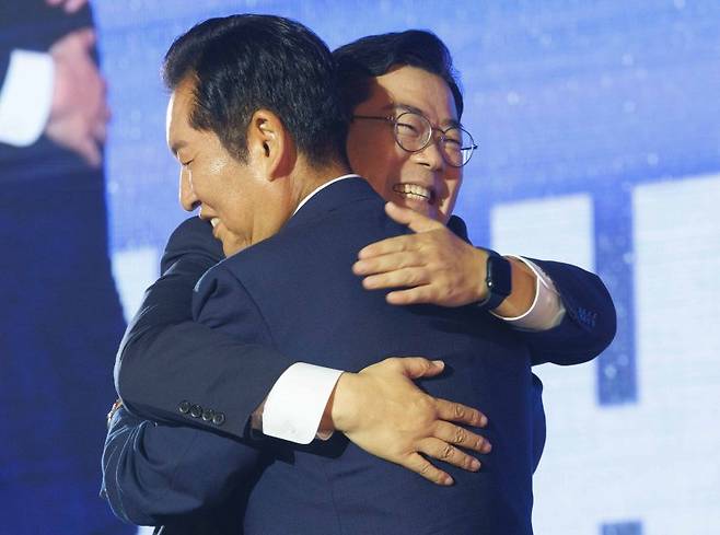 더불어민주당 정청래 신임 당 대표가 2일 고양 킨텍스에서 열린 전국당원대회에서 선의의 경쟁을 펼쳤던 박찬대 후보와 포옹하고 있다. 연합뉴스