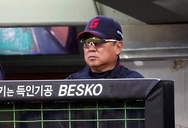 경기 지켜보는 김태형 감독.연합뉴스
