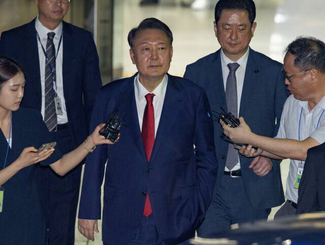 12·3 내란사태와 관련해 특검의 수사를 받는 윤석열 전 대통령이 지난 9일 서울 서초구 서울중앙지법에서 열린 구속 전 피의자 심문(영장실질심사)이 끝난 뒤 왼손을 주머니에 찔러 넣은 채 법원을 떠나고 있다. 사진공동취재단