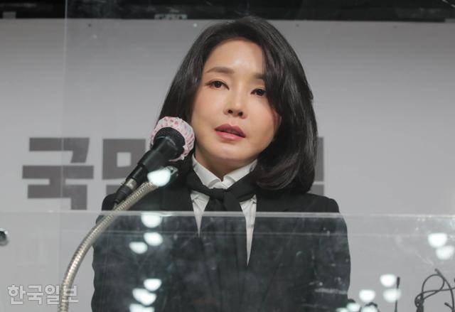 윤석열 대통령의 부인 김건희 여사가 20대 대통령선거를 3개월여 앞둔 2021년 12월 26일 여의도 국민의힘 당사에서 자신의 허위 이력에 대해 대국민 사과를 통해 "남편이 대통령이 되는 경우라도 아내의 역할에만 충실하겠다"고 밝히고 있다. 이한호 기자