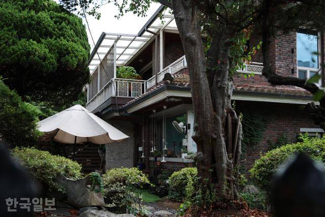 민중기 특별검사가 이끄는 김건희 특검팀이 지난달 15일 서울 강남구 역삼동 건진법사 전성배씨의 법당을 압수수색하고 있다. 강예진 기자