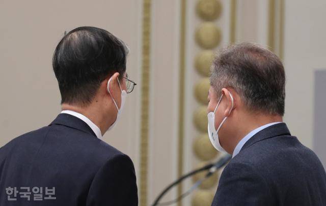 한덕수(왼쪽) 전 국무총리와 이상민 전 행정안전부 장관이 2022년 12월 21일 청와대 영빈관에서 열린 제12차 비상경제민생회의 겸 제1차 국민경제자문회의에 참석해 이야기를 하고 있다. 서재훈 기자