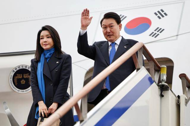 2023년 1월 당시 윤석열 대통령과 김건희 여사가 아랍에미리트(UAE)·스위스 순방에 앞서 경기 성남 소재 서울공항에서 공군 1호기에 탑승하며 손을 흔들고 있다. 대통령실 제공