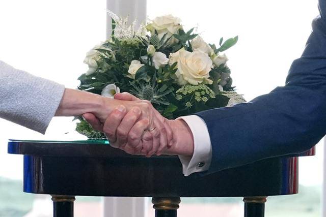 도널드 트럼프(오른쪽) 미국 대통령과 우르줄라 폰데어라이엔 유럽연합(EU) 집행위원장이 지난달 27일 스코틀랜드 턴베리에서 관세 협상을 마무리한 뒤 악수하고 있다. 턴베리=AP 뉴시스