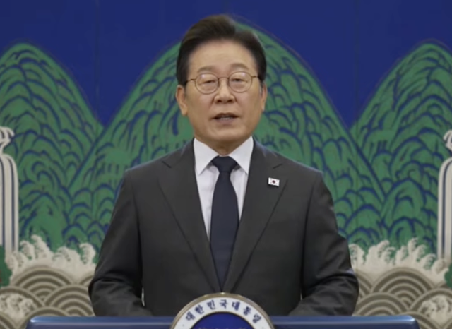 이재명 대통령이 2일 경기 고양시 킨텍스에서 열린 더불어민주당 전국당원대회에서 영상 축사를 통해 인사말을 하고 있다. 생중계 영상 캡처