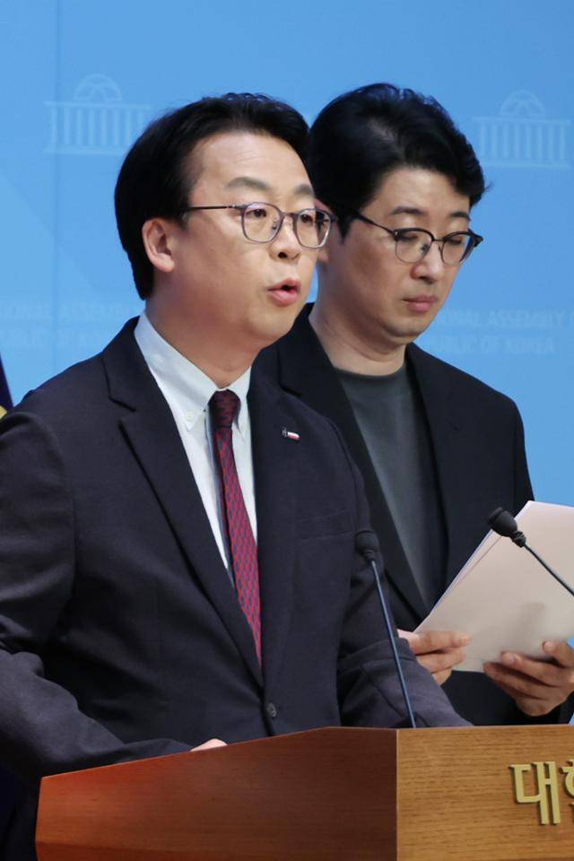 곽규택 국민의힘 수석대변인이 지난 6월 서울 여의도 국회 소통관에서 김민석 후보자의 자녀 특혜 의혹과 관련해 자진 사퇴를 촉구하는 기자회견을 하고 있다. 연합뉴스