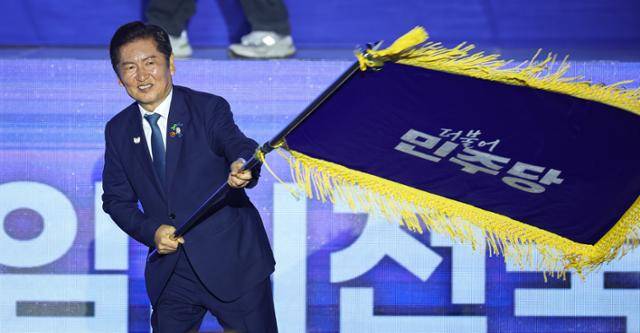 정청래 더불어민주당 신임 당대표가 2일 경기 고양시 킨텍스에서 열린 제2차 임시전국당원대회에서 당기를 흔들고 있다. 뉴시스