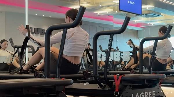 필라테스를 하고 있는 이엘./사진=유튜브 채널 ‘이엘저엘’​