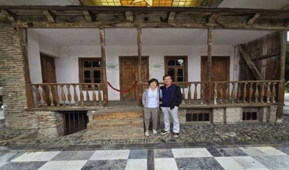 윤영선 전 관세청장 부부가 스탈린 기념관의 스탈린 생가 잎에서 사진을 찍고 있다. [사진=윤영선]