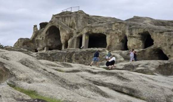 관광객들이 바르지아 동굴 도시를 둘러보고 있다. [사진=윤영선]
