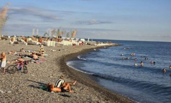 아침 시간 흑해 바투미 항구의 해변에서 사람들이 휴식을 취하고 있다. [사진=윤영선]