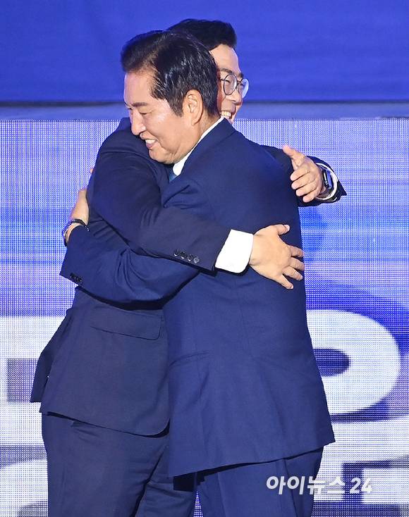 정청래 더불어민주당 신임 대표가 2일 경기 고양시 킨텍스에서 열린 제2차 임시전국당원대회에서 박찬대 후보와 포옹하고 있다. [사진=곽영래 기자]