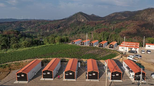 산불로 집을 잃은 영덕 석리 마을 주민들이 지난 6월 초 입주해 지내고 있는 컨테이너 임시 숙소. 10평 남짓한 컨테이너 내부에 에어컨과 세탁기, TV 등 기본적인 살림살이가 갖춰져 있지만 올여름 무더위에 주민들이 애를 먹고 있다. 전민규 기자