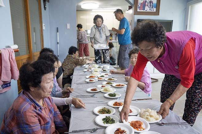 영덕 석리 임시 노인회관에서 어르신들의 점심식사가 준비되고 있다. 전민규 기자