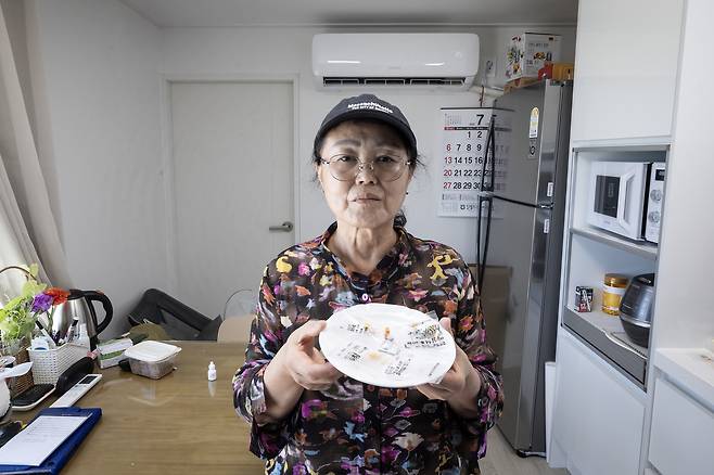 요양 보호사 김미경 씨가 컨테이너 숙소에서 자신이 먹는 약을 보여주고 있다. 김 씨는 이번 산불로 어르신들과 함께 대피하던 중 사고로 인해 몸과 마음을 크게 다쳤다. 전민규 기자